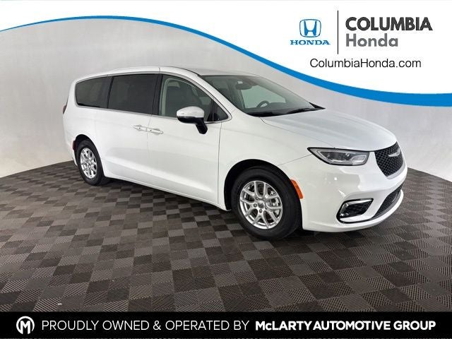 2023 Chrysler Pacifica Touring L's photo