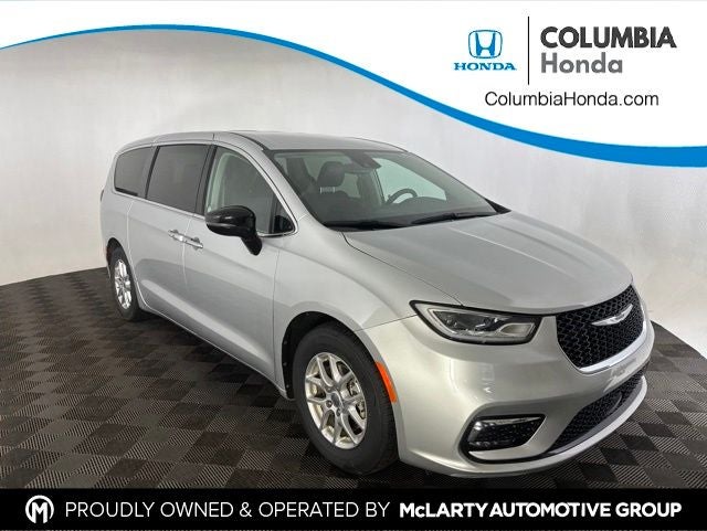 2024 Chrysler Pacifica Touring L's photo