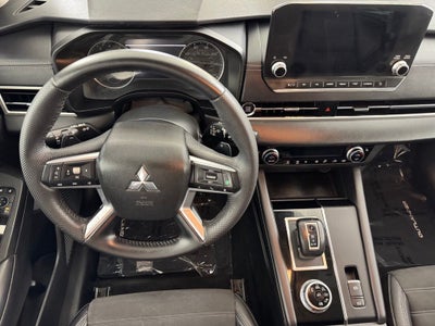 2023 Mitsubishi Outlander SE