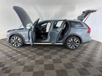 2023 Volvo V60 Cross Country Ultimate