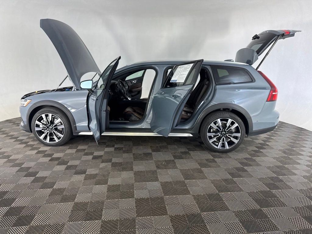 2023 Volvo V60 Cross Country Ultimate