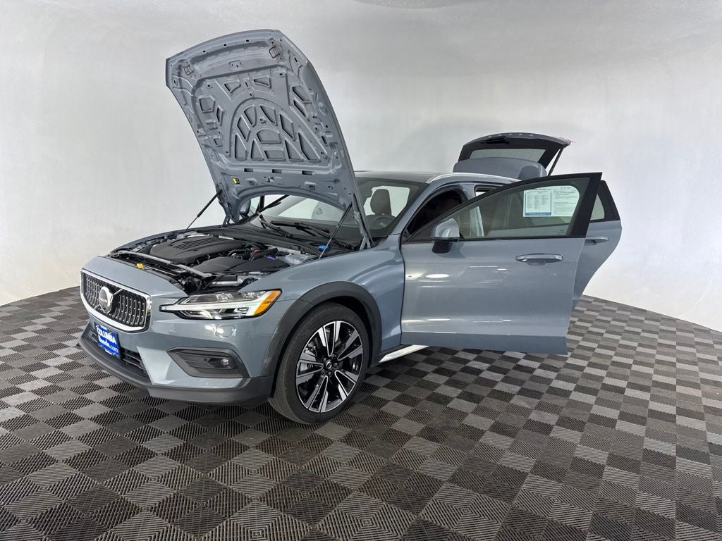 2023 Volvo V60 Cross Country Ultimate
