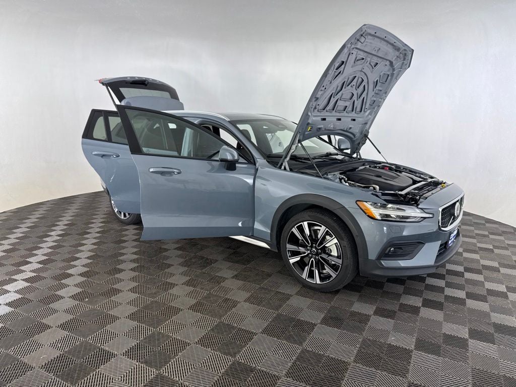 2023 Volvo V60 Cross Country Ultimate