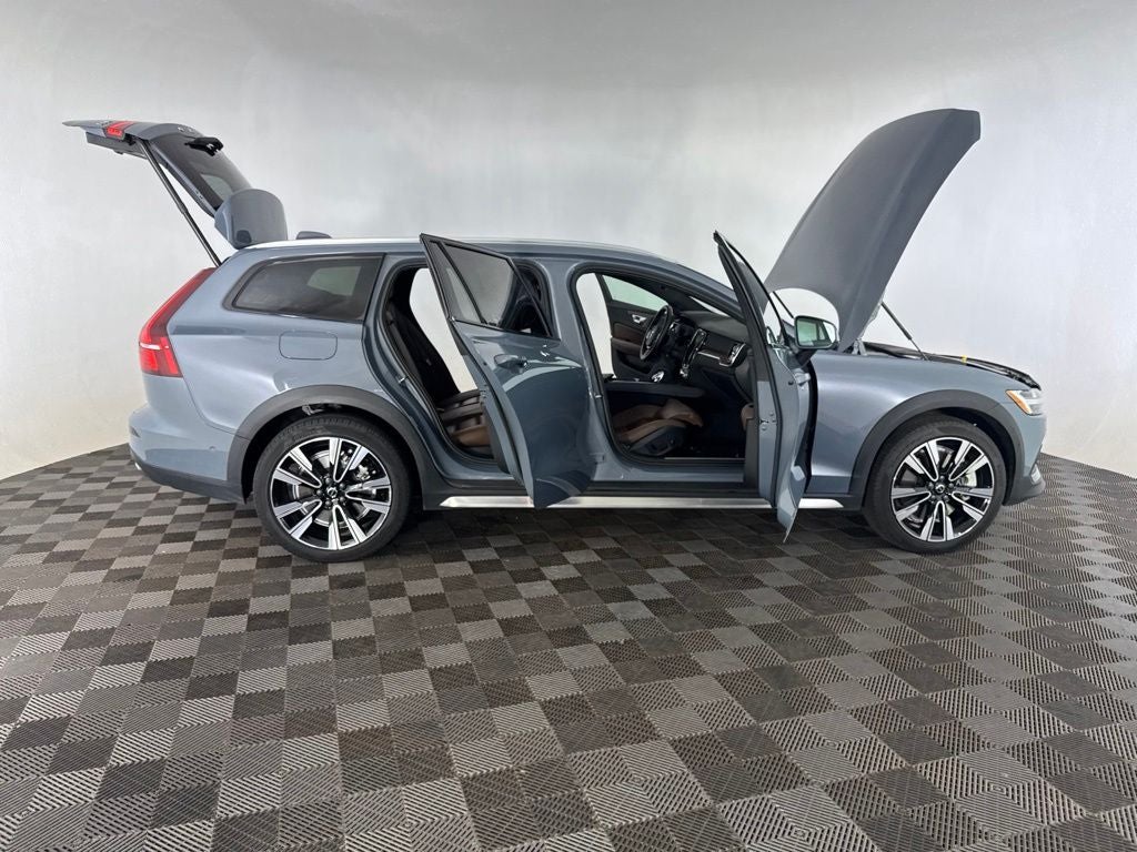 2023 Volvo V60 Cross Country Ultimate