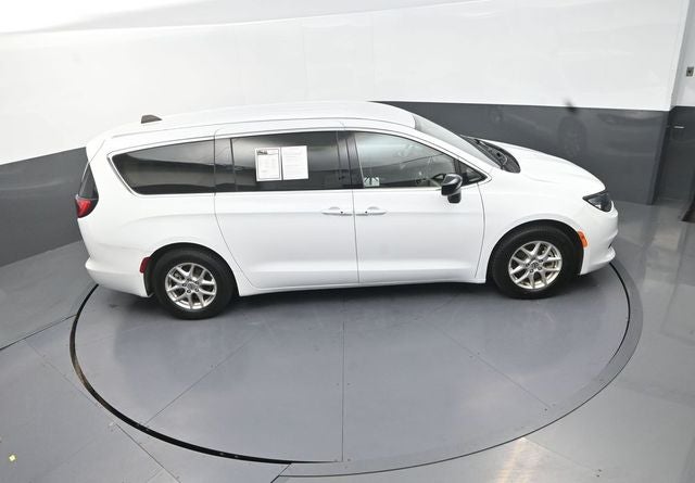 2024 Chrysler Voyager LX