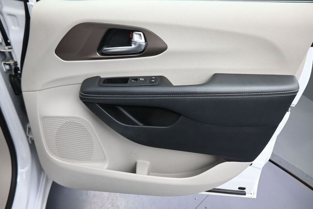 2024 Chrysler Voyager LX