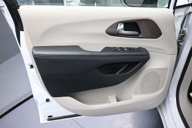 2024 Chrysler Voyager LX