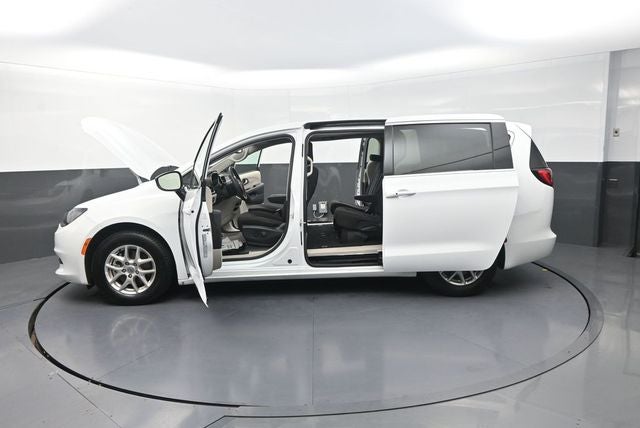 2024 Chrysler Voyager LX