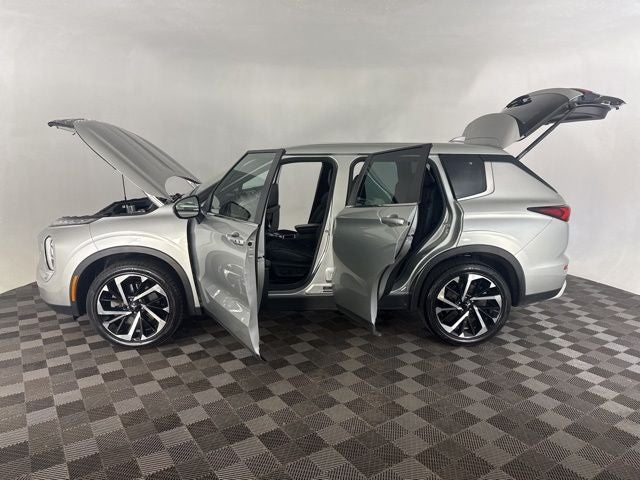 2023 Mitsubishi Outlander Base
