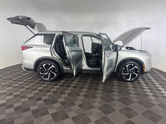 2023 Mitsubishi Outlander Base