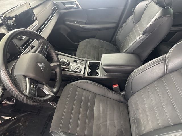 2023 Mitsubishi Outlander Base