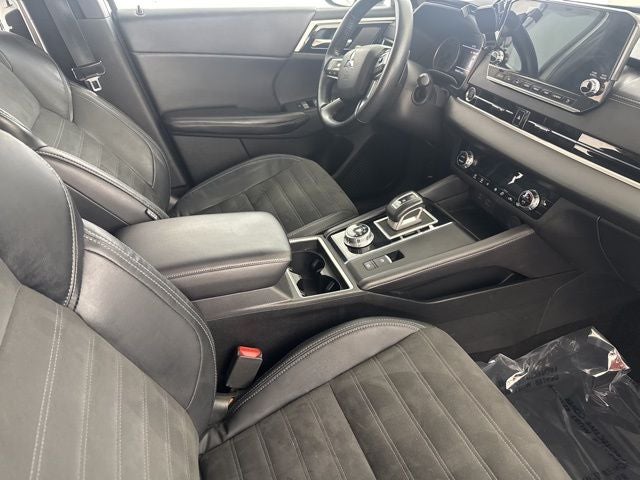 2023 Mitsubishi Outlander Base