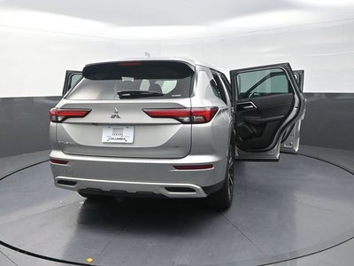 2023 Mitsubishi Outlander Base