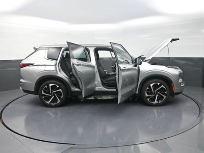 2023 Mitsubishi Outlander Base