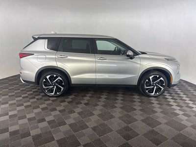 2023 Mitsubishi Outlander Base
