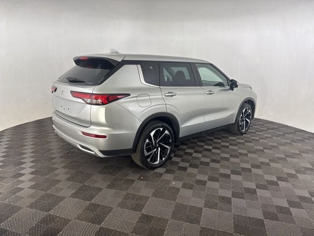2023 Mitsubishi Outlander Base