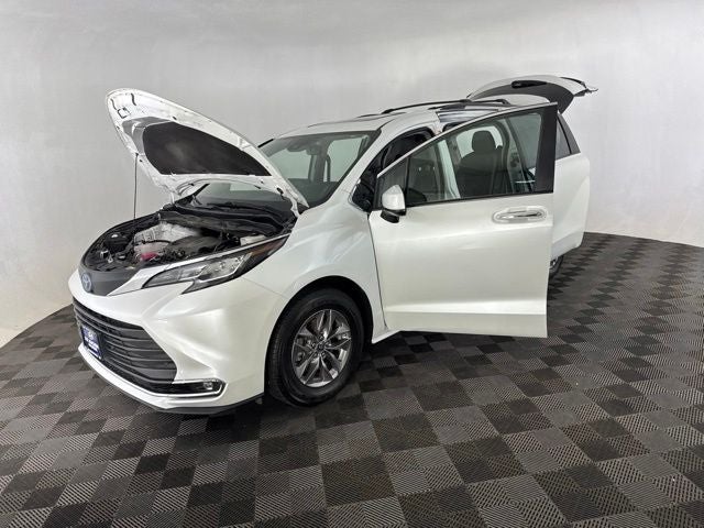 2023 Toyota Sienna XLE 7 Passenger