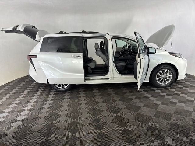 2023 Toyota Sienna XLE 7 Passenger