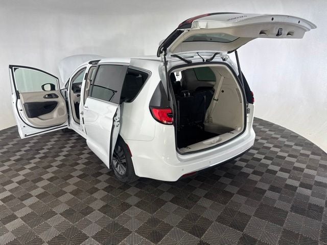 2023 Chrysler Pacifica Hybrid Touring L