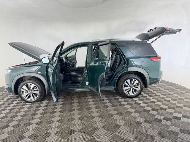 2022 Nissan Pathfinder SL