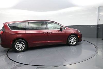 2022 Chrysler Voyager LX