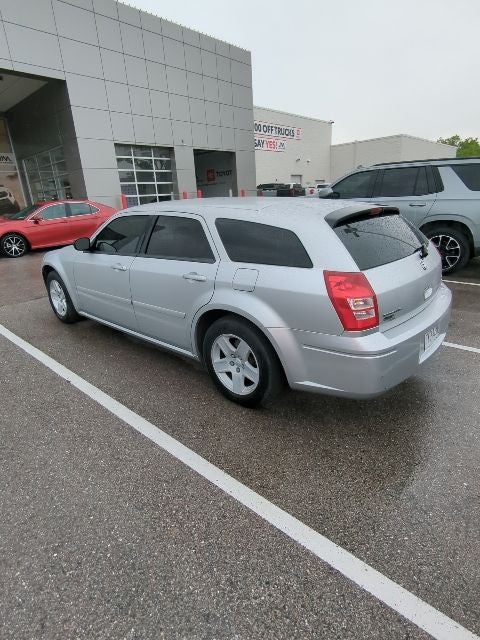 2005 Dodge Magnum SE