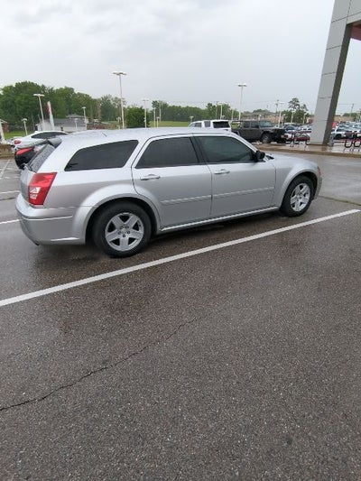 2005 Dodge Magnum SE