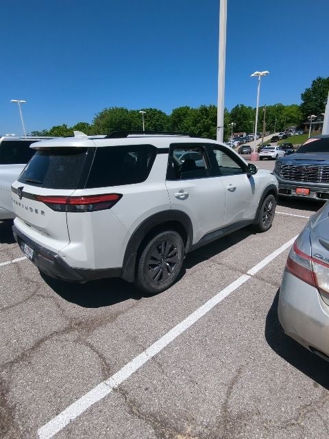 2023 Nissan Pathfinder SV