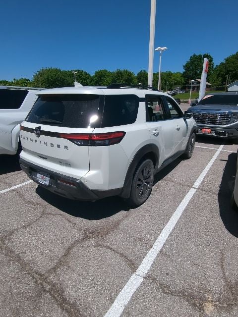 2023 Nissan Pathfinder SV