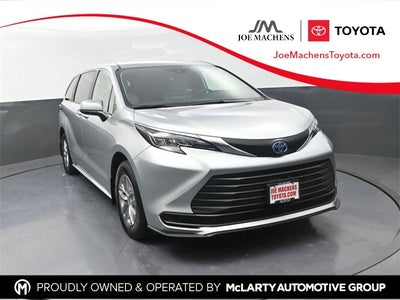 2025 Toyota Sienna LE 8 Passenger