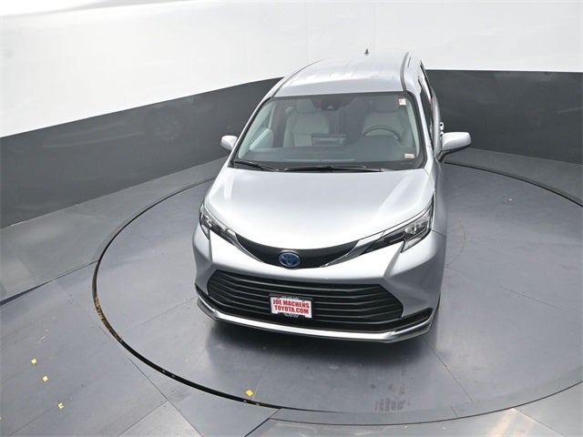 2025 Toyota Sienna LE 8 Passenger