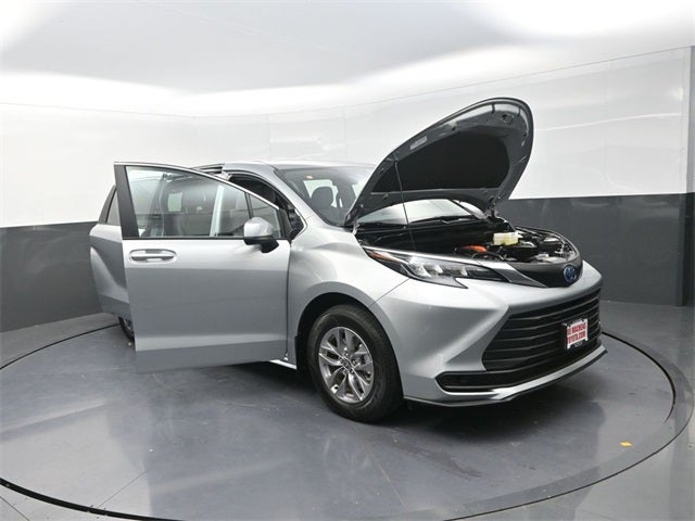 2025 Toyota Sienna LE 8 Passenger