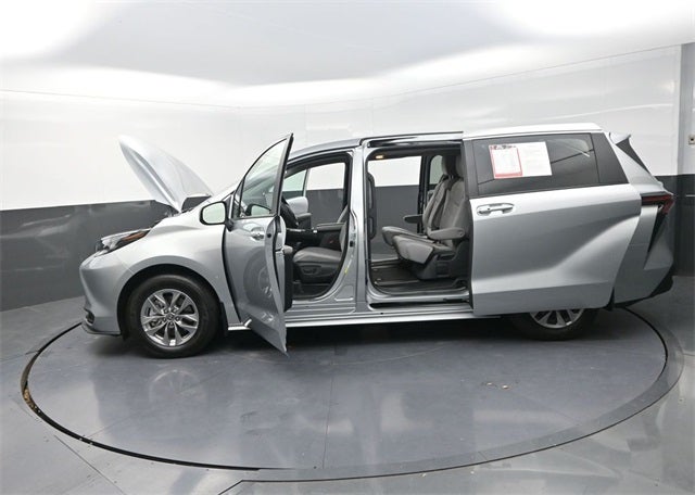 2025 Toyota Sienna LE 8 Passenger