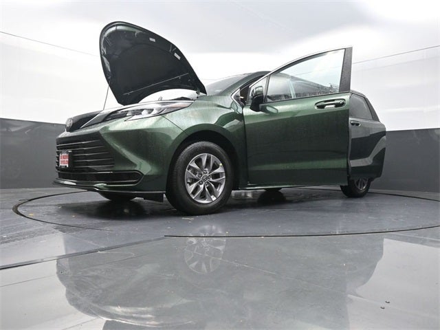 2026 Toyota Sienna LE 8 Passenger