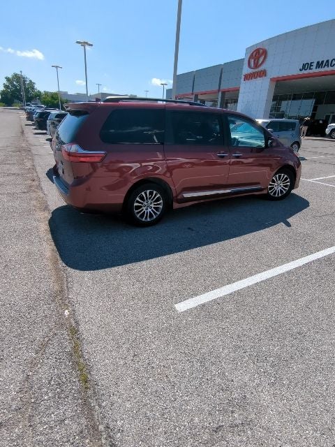 2018 Toyota Sienna XLE 8 Passenger