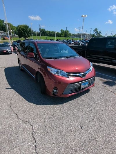 2018 Toyota Sienna XLE 8 Passenger