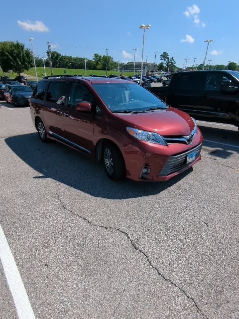 2018 Toyota Sienna XLE 8 Passenger