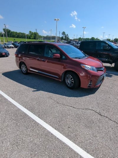 2018 Toyota Sienna XLE 8 Passenger