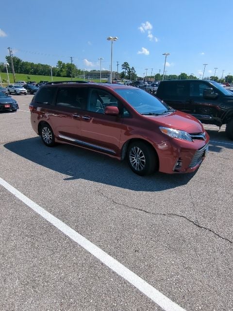 2018 Toyota Sienna XLE 8 Passenger