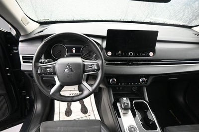 2025 Mitsubishi Outlander SE