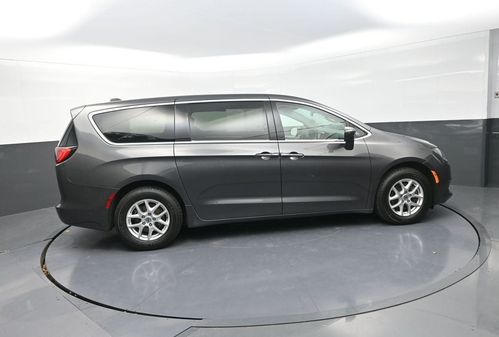 2022 Chrysler Voyager LX