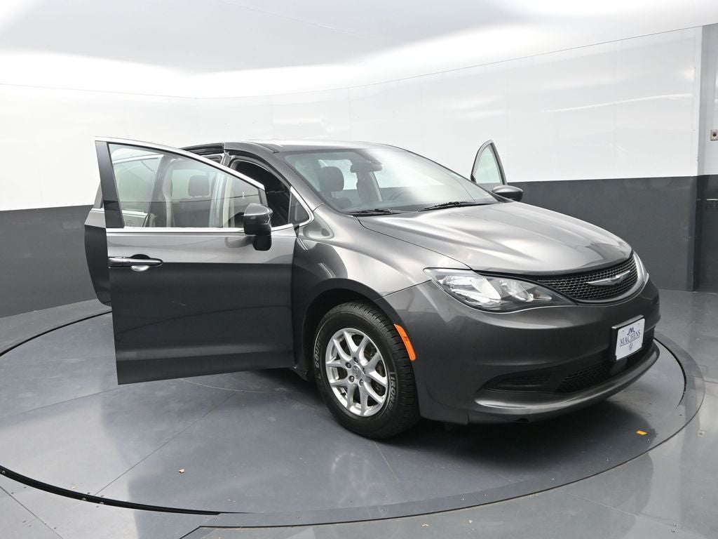 2022 Chrysler Voyager LX