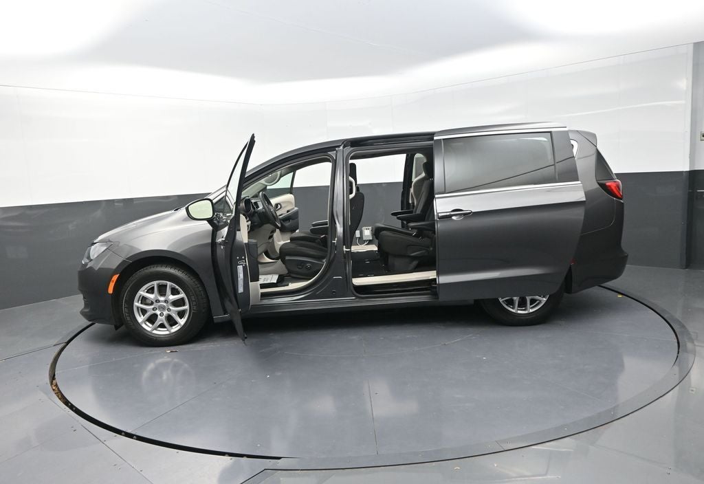 2022 Chrysler Voyager LX