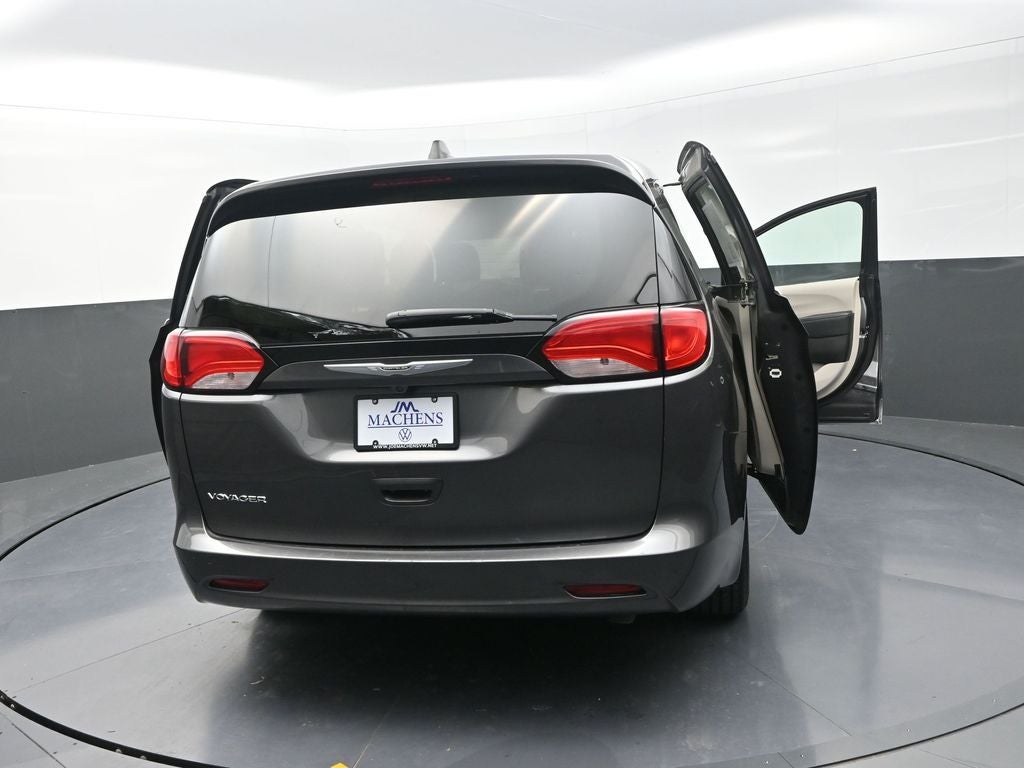 2022 Chrysler Voyager LX