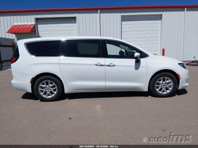 2022 Chrysler Voyager LX