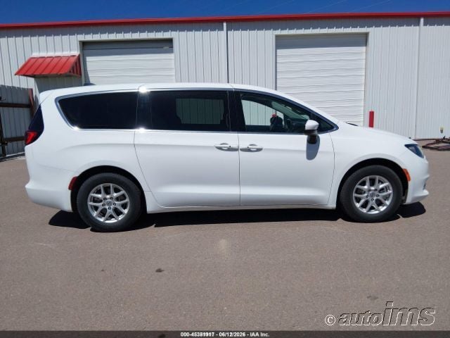 2022 Chrysler Voyager LX