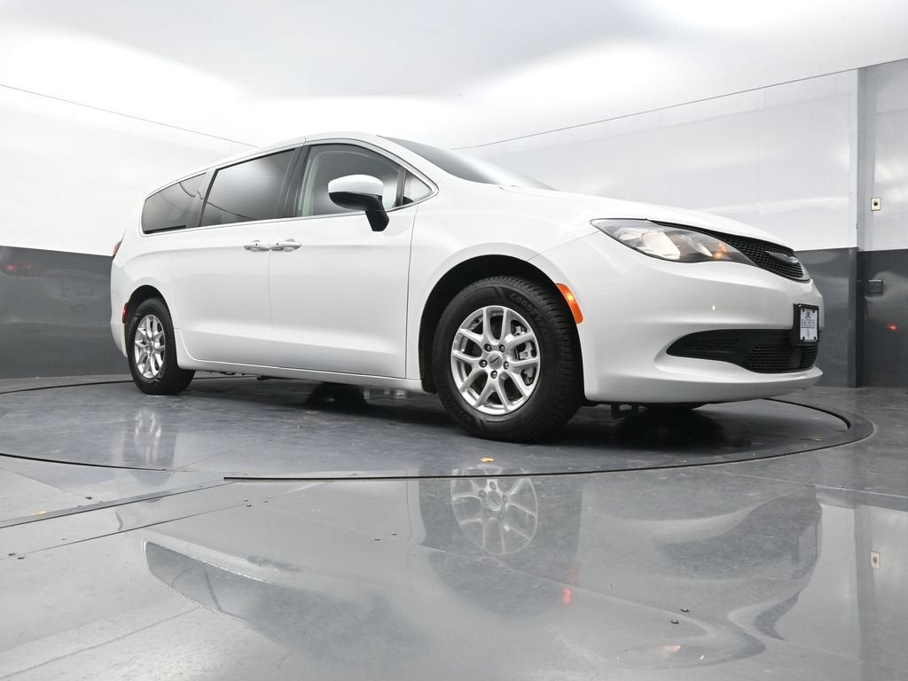 2022 Chrysler Voyager LX