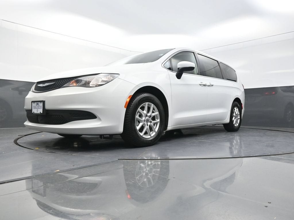 2022 Chrysler Voyager LX
