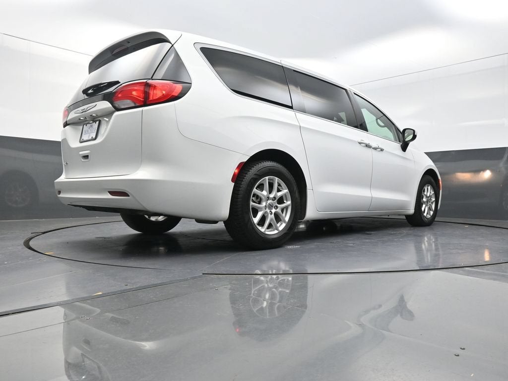 2022 Chrysler Voyager LX