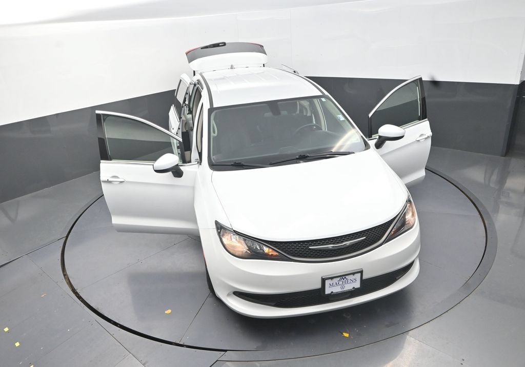 2022 Chrysler Voyager LX